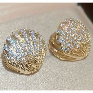 💛 Stunning & New Swarovski crystal embellished gold tone seashell earrings 💛